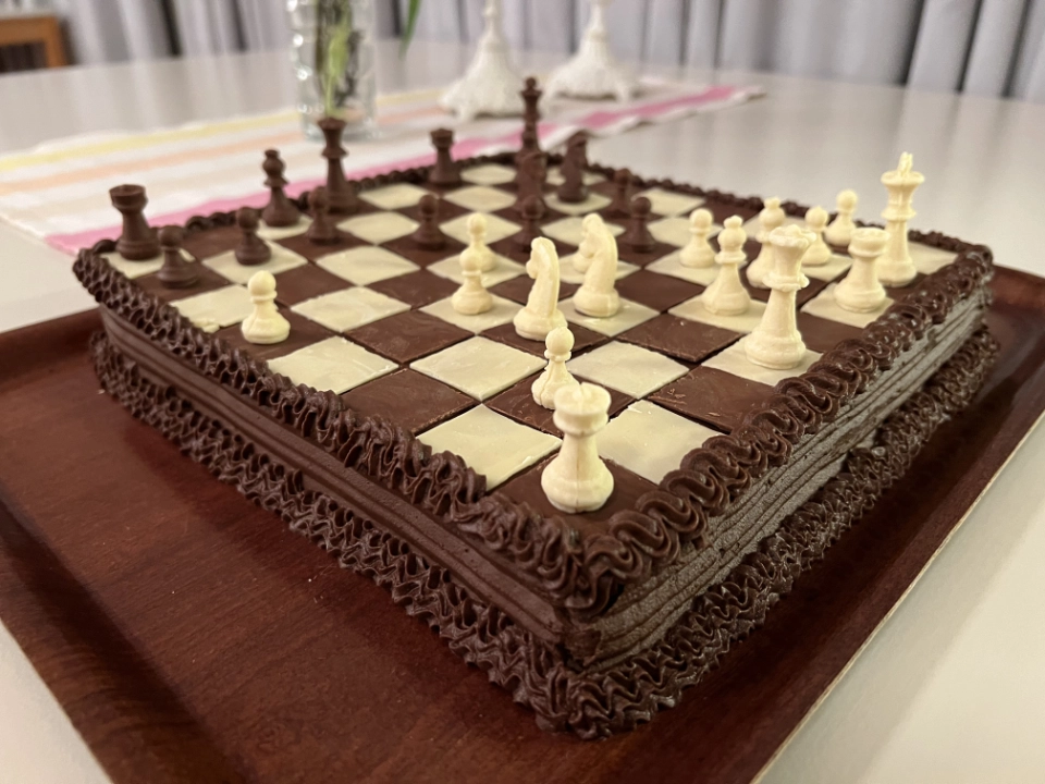 Hembakt schacktårta med chokladpjäser